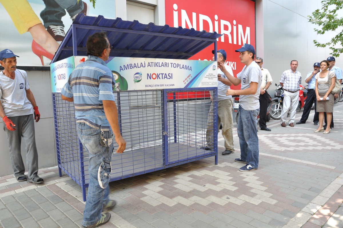 Soma\'da Mahallelere Atık Ambalaj Kumbaraları Yerleştirildi