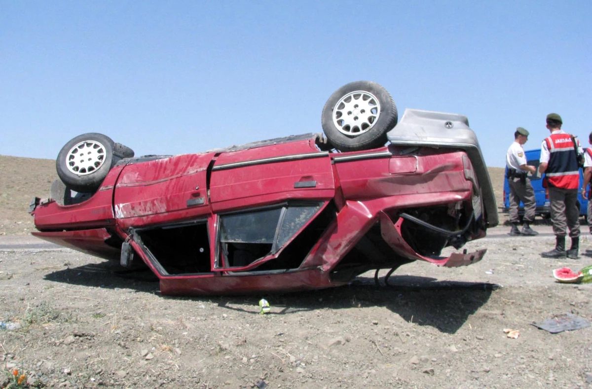 Sorgun\'da Minibüs ile Otomobil Kafa Kafaya Çarpıştı: 9 Yaralı