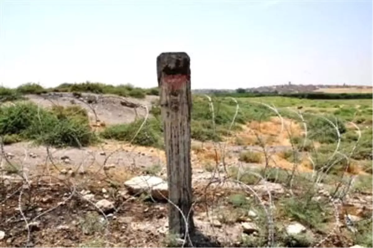 Suriye\'nin Türkiye Sınırındaki Kamışlı\'da Gergin Bekleyiş )