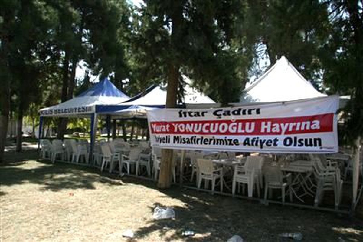 Suriyeliler İçin İftar Çadırı Kuruldu