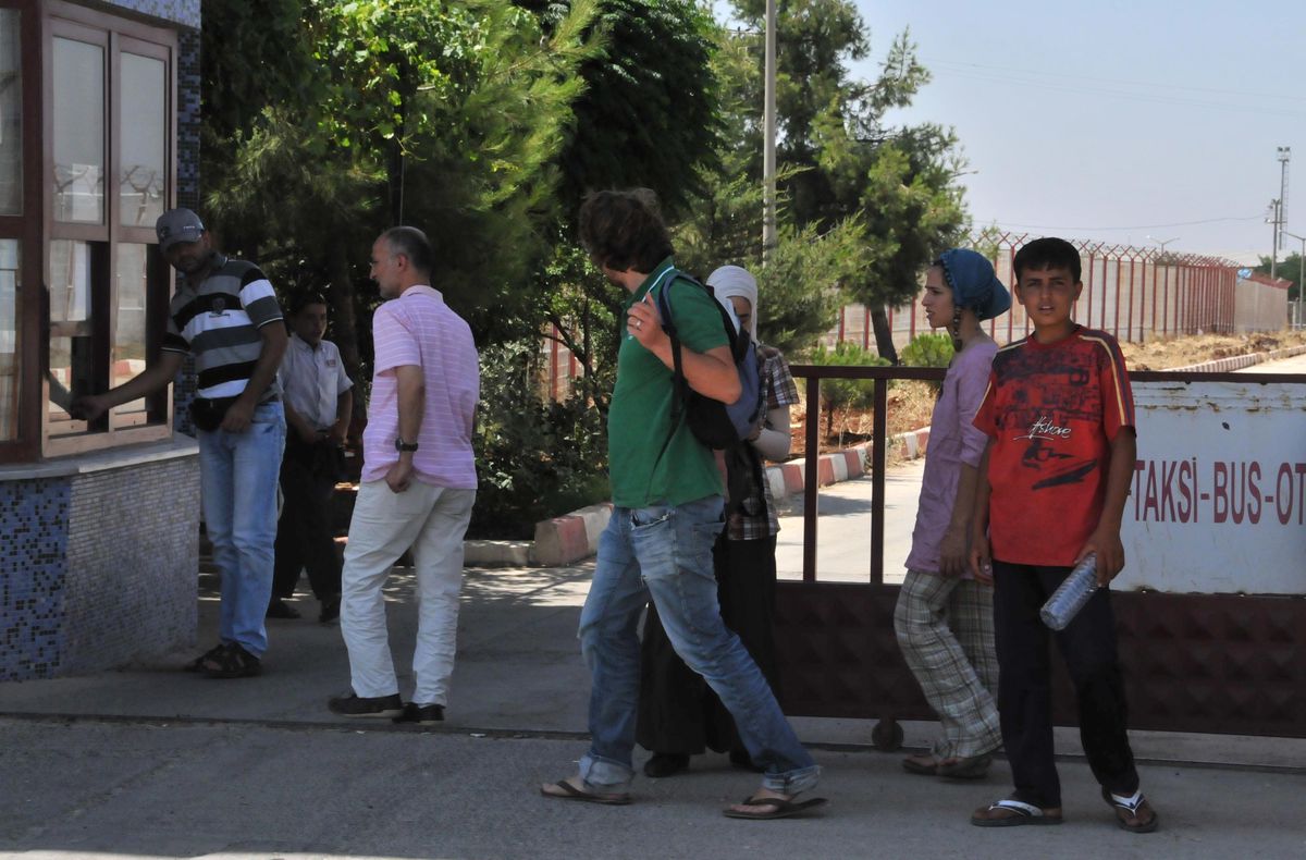 Suriyeliler, Türk vatandaşlarının giriş ve çıkışına izin vermiyor.