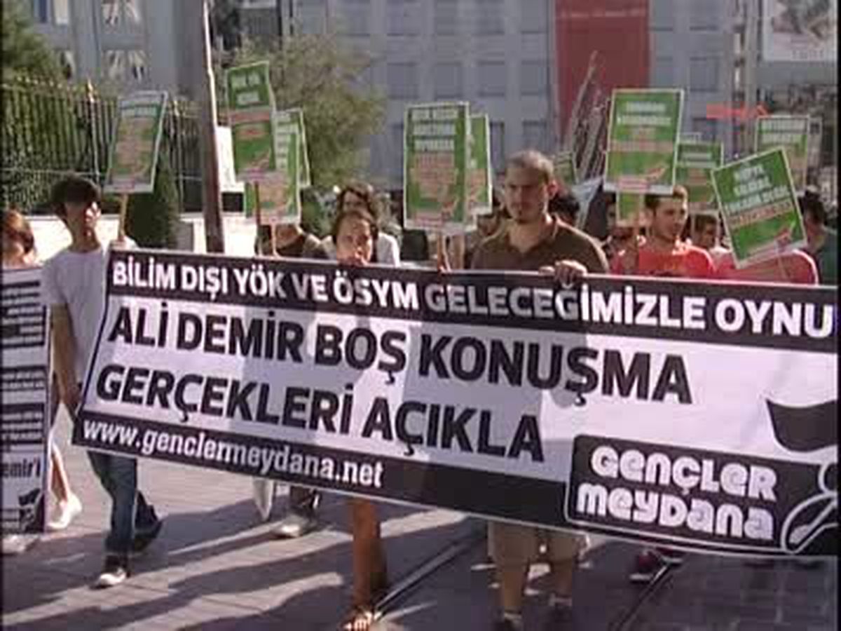 Taksim\'de YÖK ve ÖSYM\'yi Protesto Ettiler