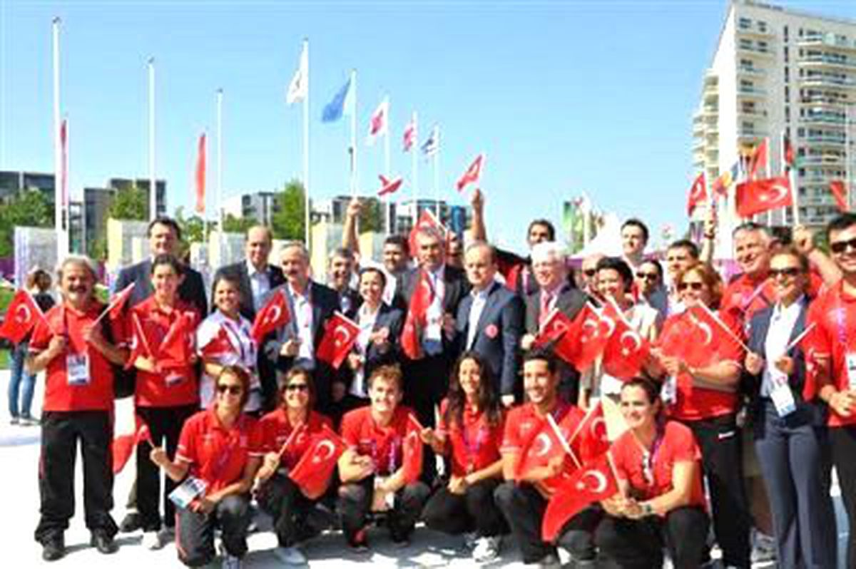 Türkiye İçin Londra\'daki Olimpiyat Köyü\'nde Bayrak Töreni Düzenlendi