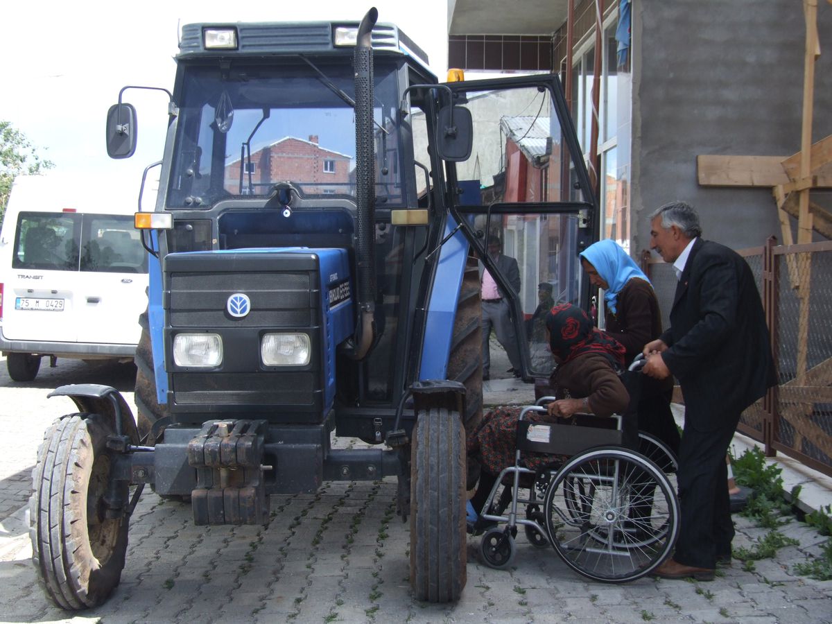 72 Yaşındaki Annesini Traktörle Sağlık Ocağına Getirdi