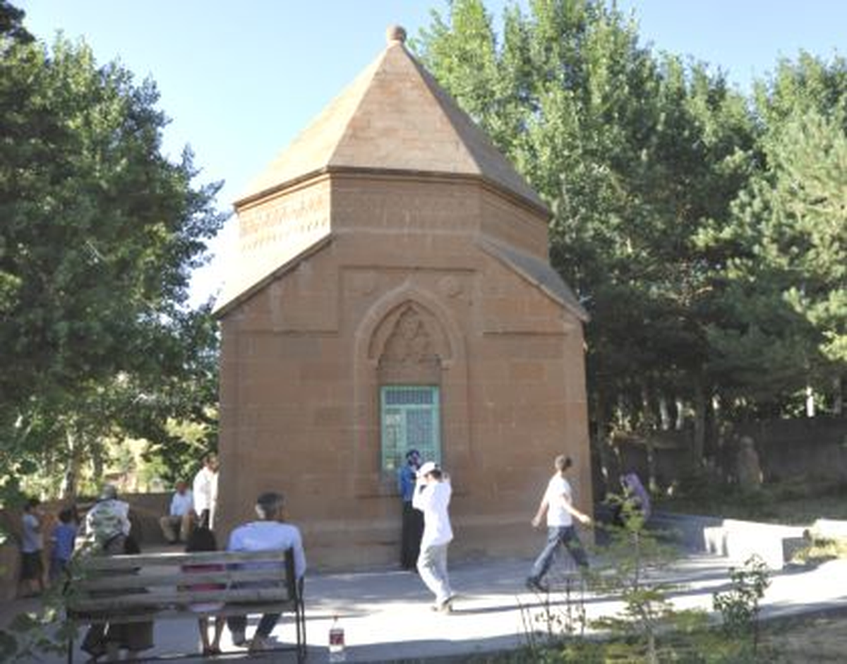 Abdurrahman Gazi Türbesi\'ne Ziyaretçi Akını