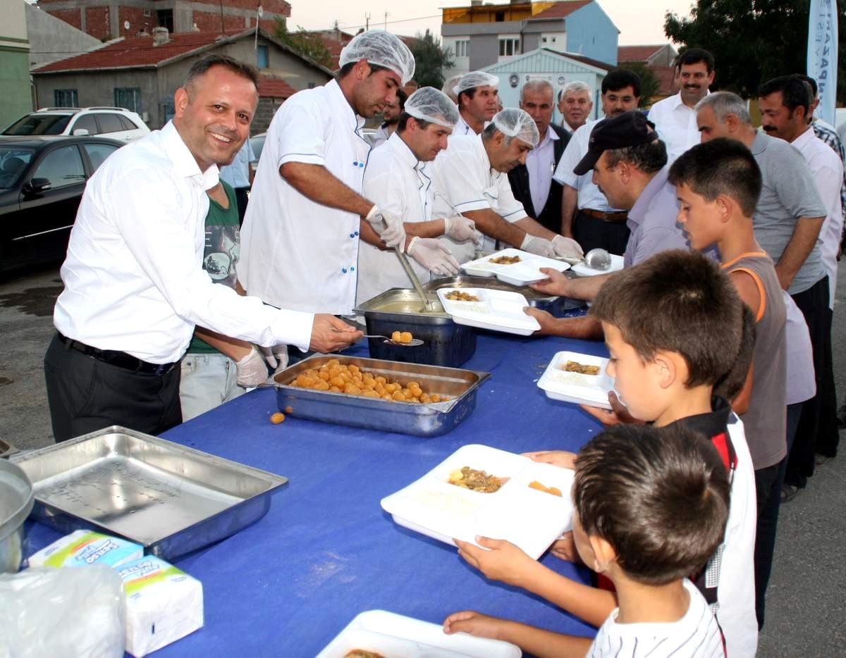 AK Parti Odunpazarı İlçe Teşkilatı Gündoğdu Mahallesinde İftar Yemeği Verdi