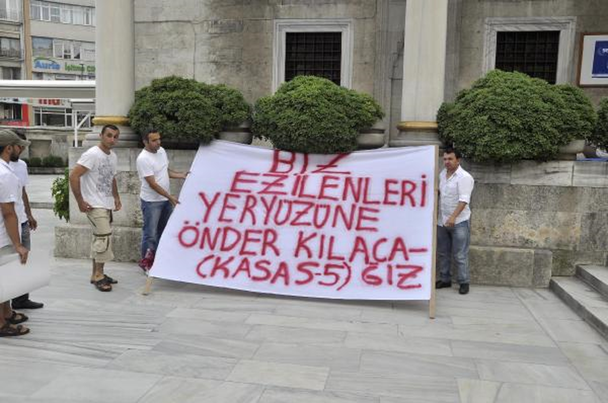 Alternatif Cuma Namazı Kılıp Lüks İftarları Protesto Ettiler