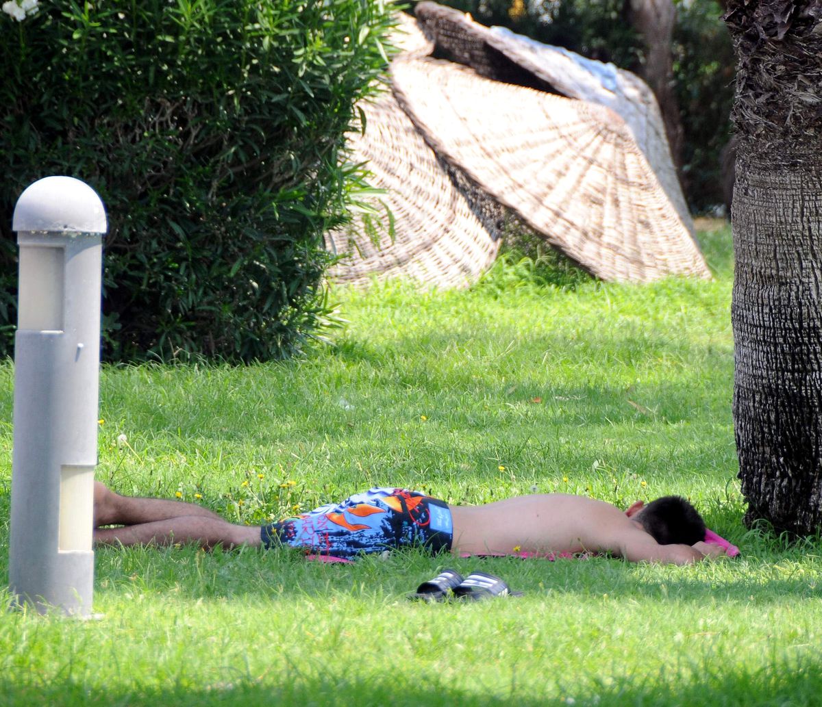 Antalya\'da Sıcak Hava Vatandaşları Bunalttı