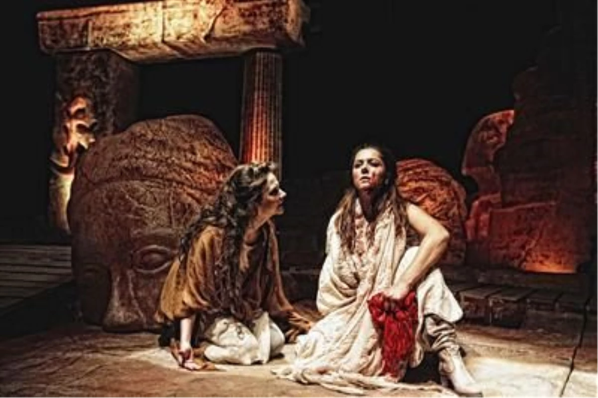 "Antigone" Makedonya\'da Sahnelendi
