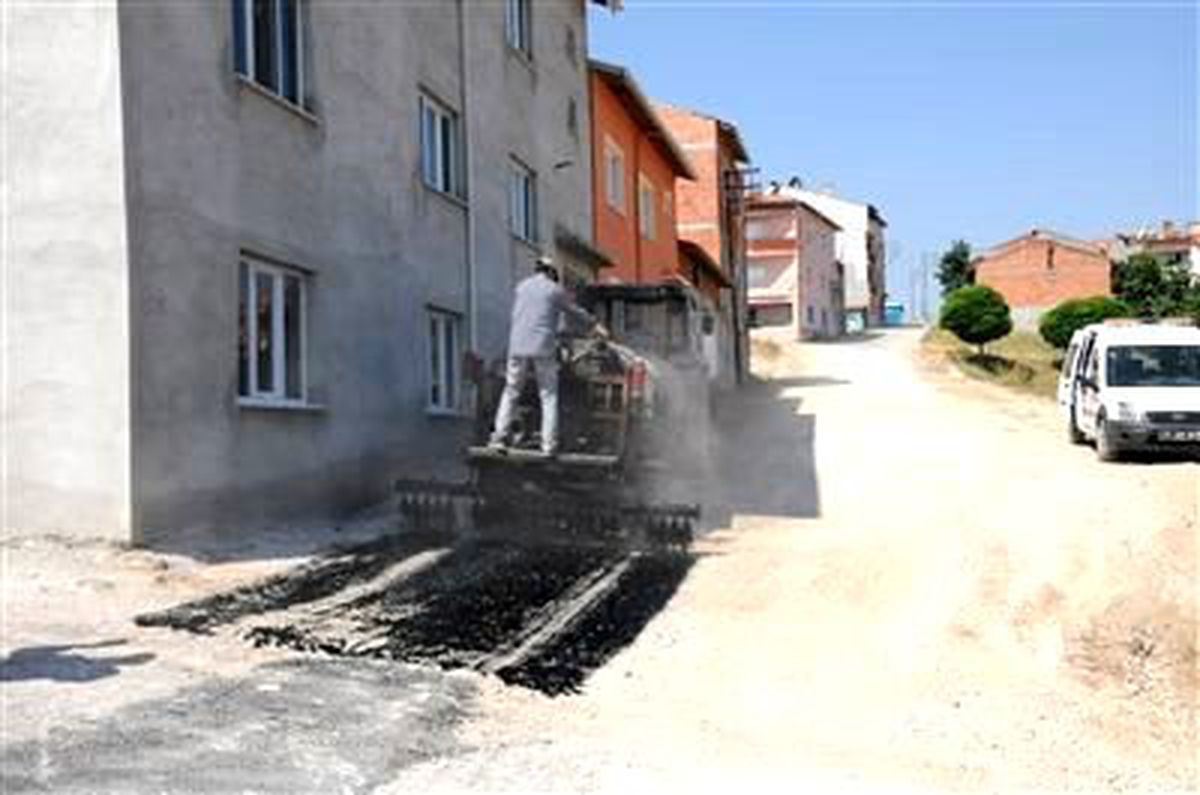 Aşırı Sıcaklara Rağmen Asfalt Dökmeye Devam Ediyorlar