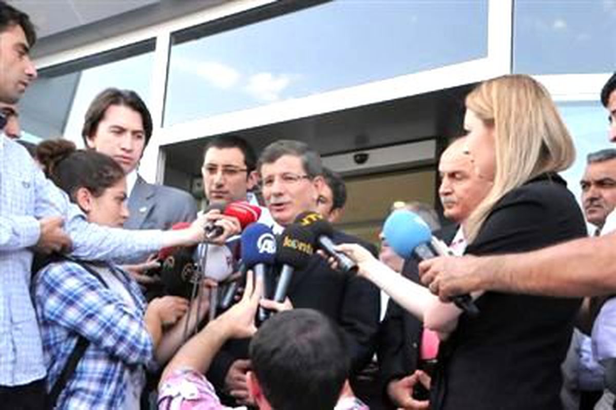 Bakan Davutoğlu: Halep\'e Hava Saldırısı Uluslararası Suç