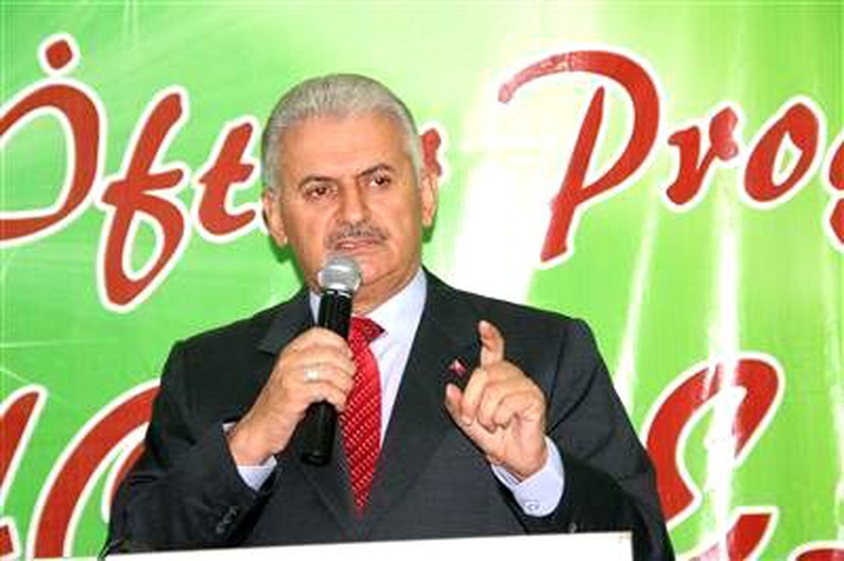 Bakan Yıldırım, FSM Köprüsü\'nde İşçilerin İftar Sofrasına Katıldı