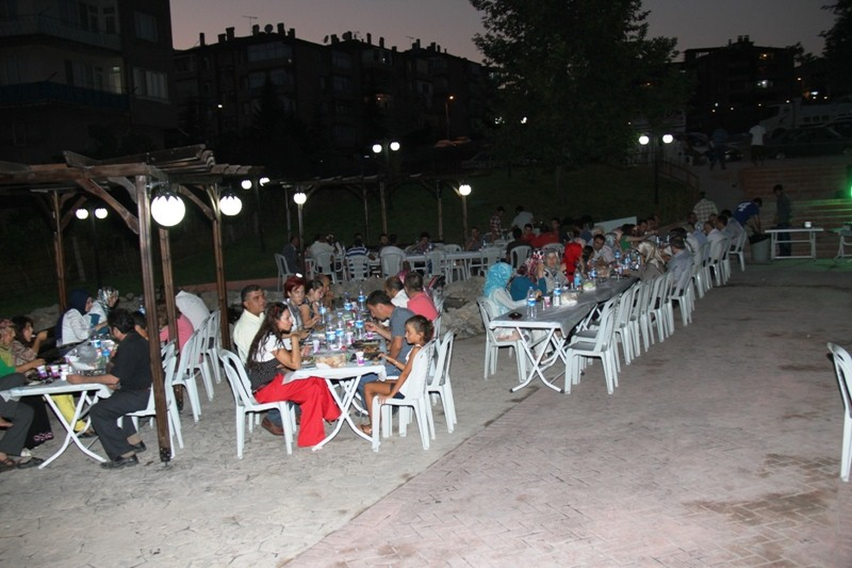 Başkan Aksoy, 100 Dükkanlar Esnafı ile İftarda Buluştu