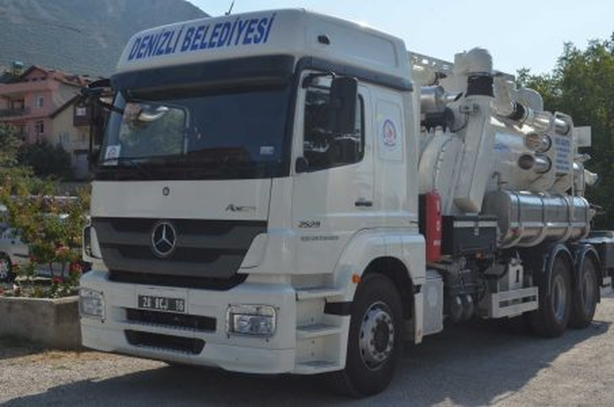 Belediyeden Yeni Kanal Açma Makinesi