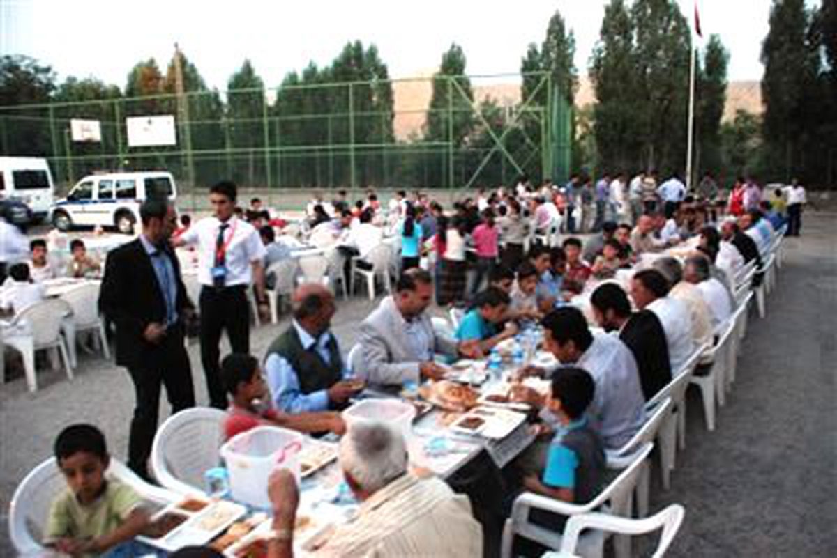 Bitlis Belediyesi\'nden Gezici İftar Çadırı