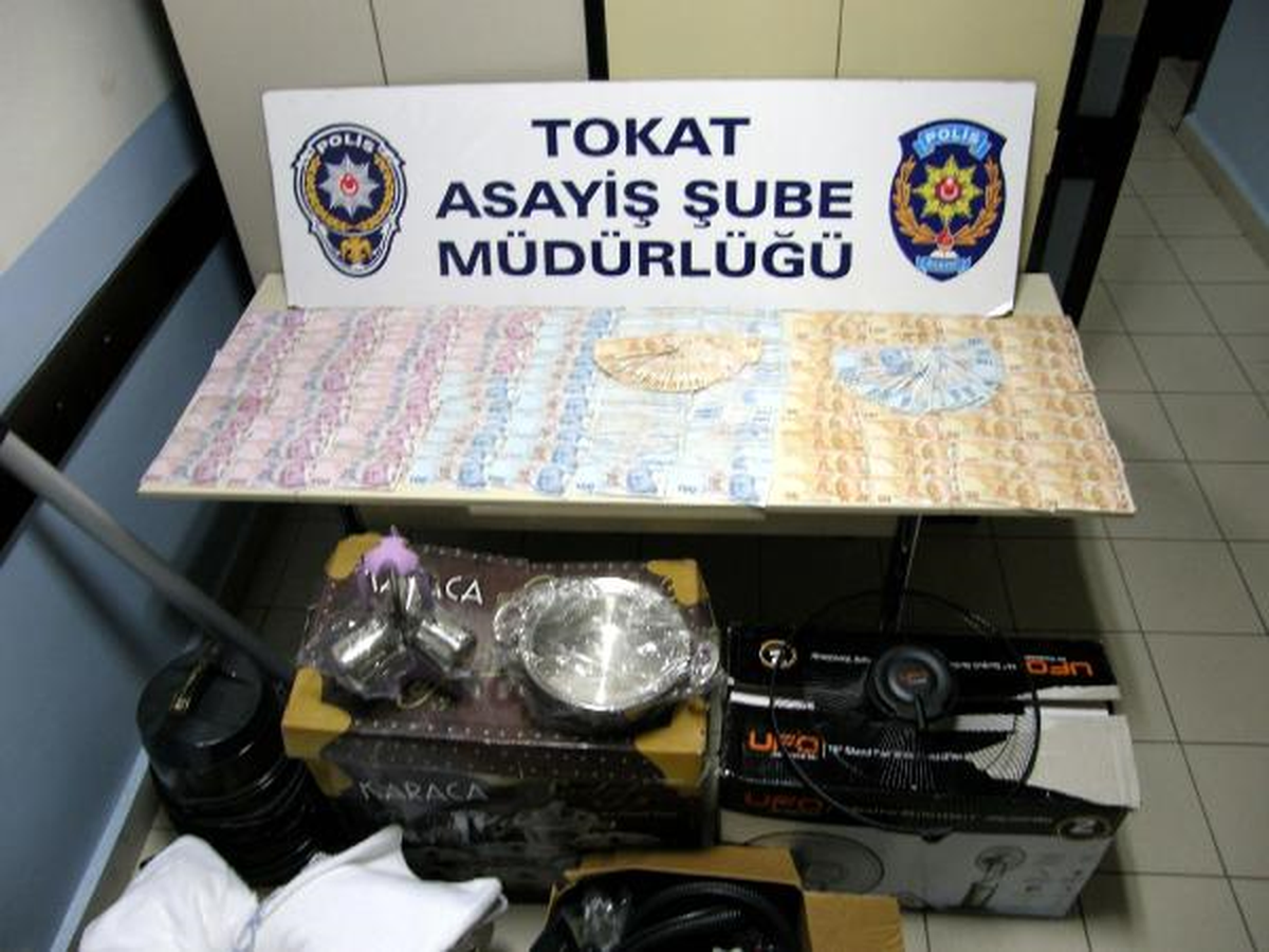 Büyü ve Falla Dolandırıcılık Yapan Çiftin Evine Polis Baskını