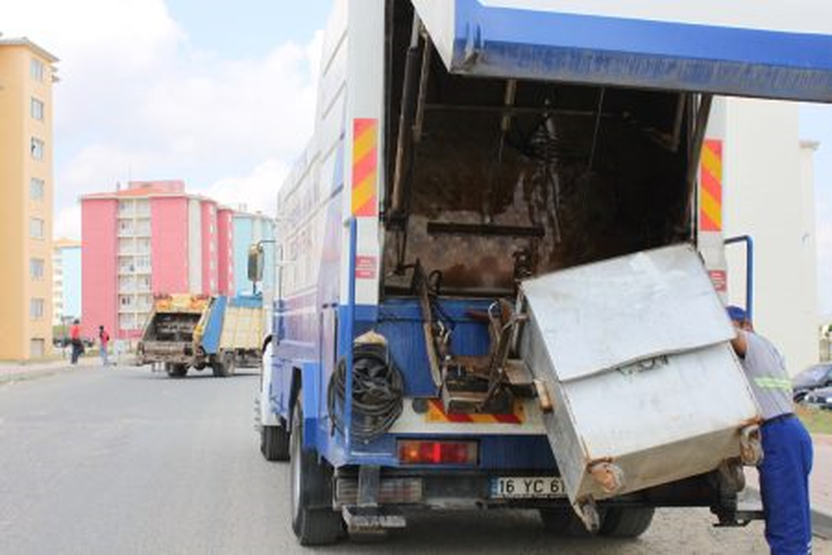 Çöp Bidonları ve Konteynerler Temizleniyor