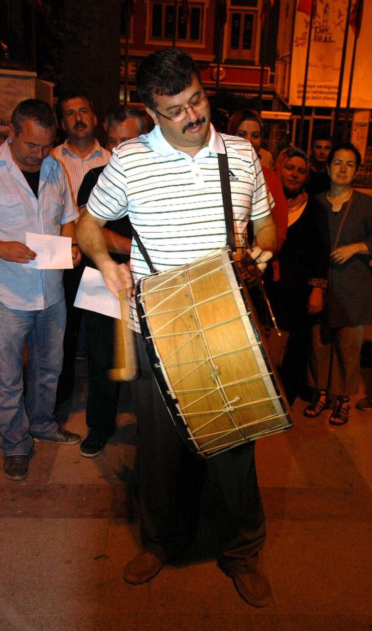 Davul Yasağına Davul Çalarak Tepki Gösterdiler