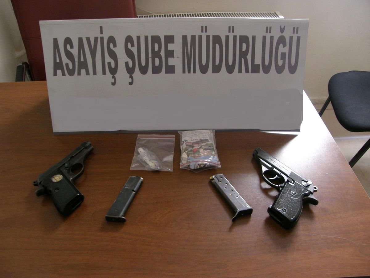 Durdurulan Araçta Esrar ve Tabanca Ele Geçirildi