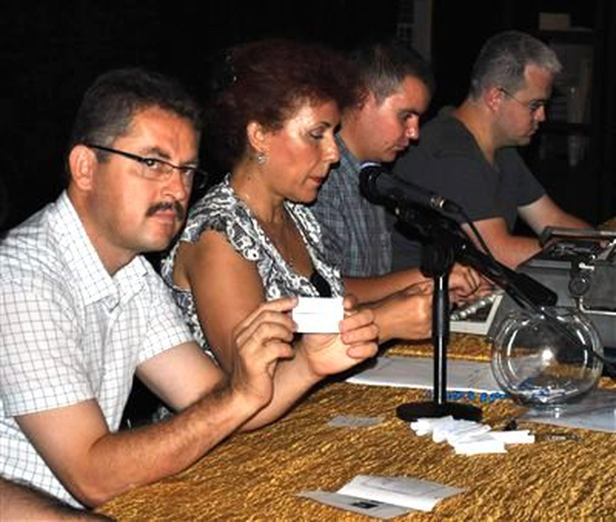 Ekmek Parası İçin Kura Çektiler