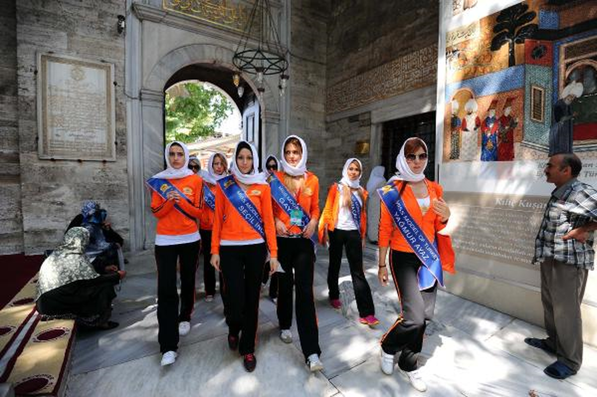 Eyüp Sultan\'da \'Kraliçe" Olmak İçin Dua Ettiler