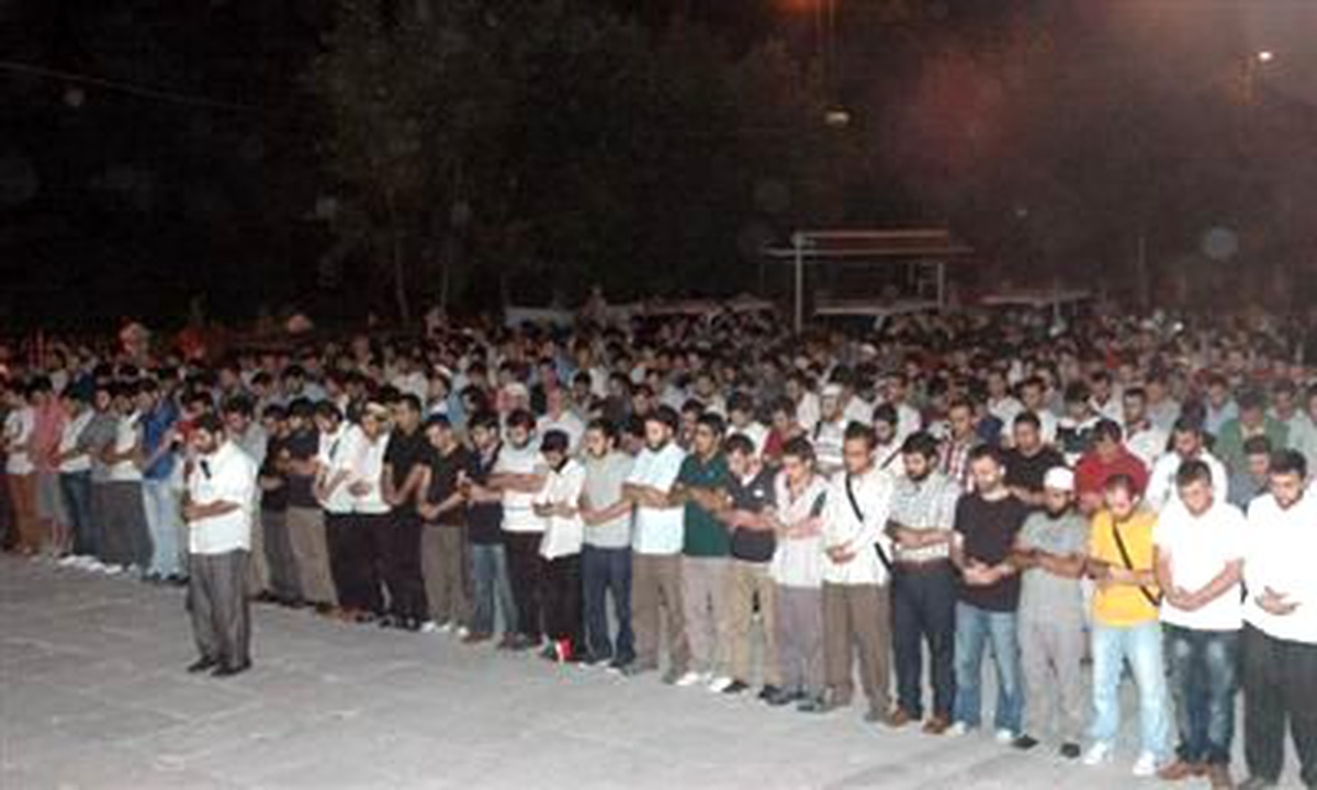 Fatih\'te Myanmar için Namaz Kıldılar