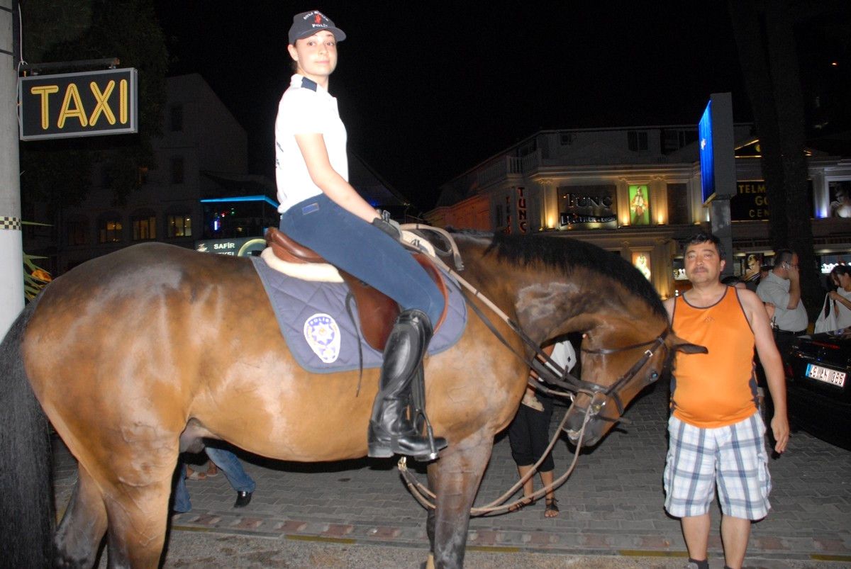 Fethiye\'de Atlı Polislere Yoğun İlgi