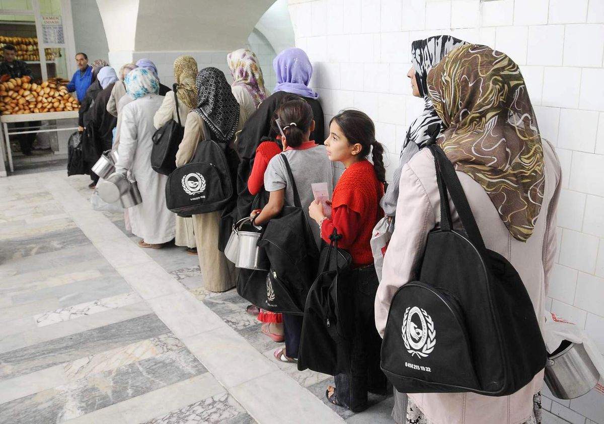 Gönüllü Kuruluşlar Aşevi, İtfarda Yemek Dağıtıyor