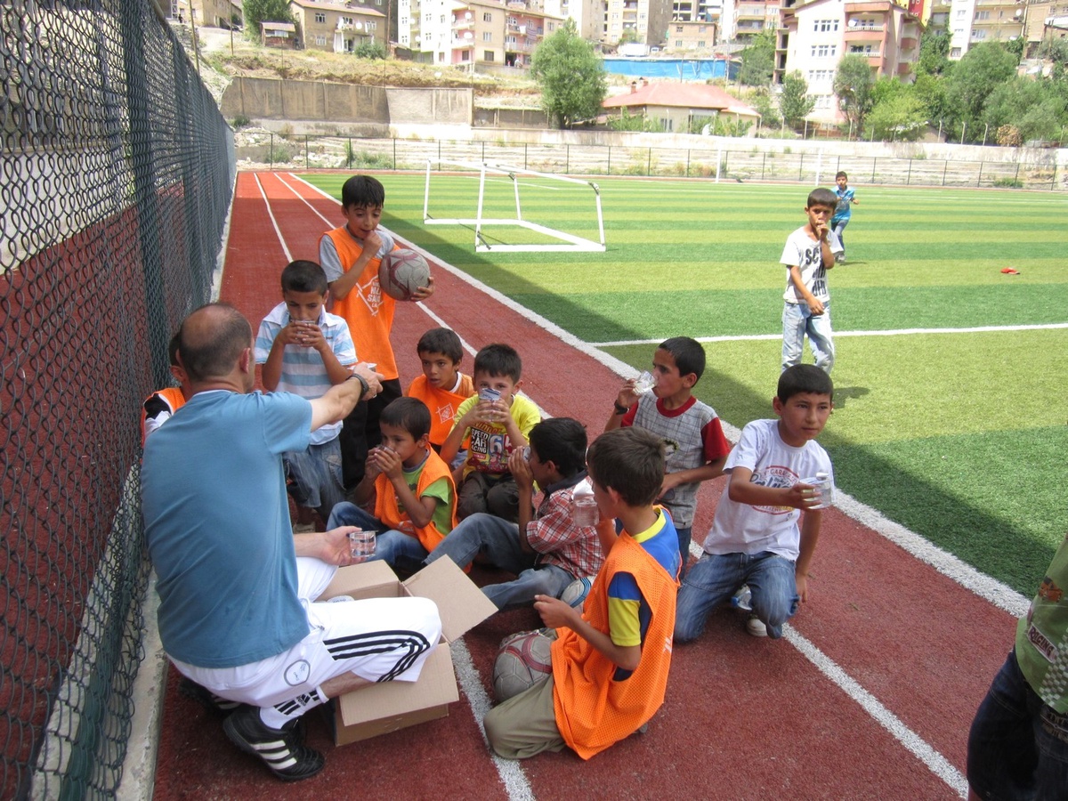 Hakkarili Sporcuların İlginç Serinleme Yöntemi