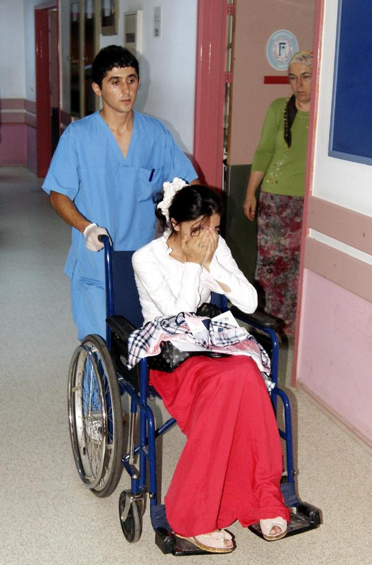 Hastanede Sevgilisine Refakat Eden Kız Şiddet Gördü