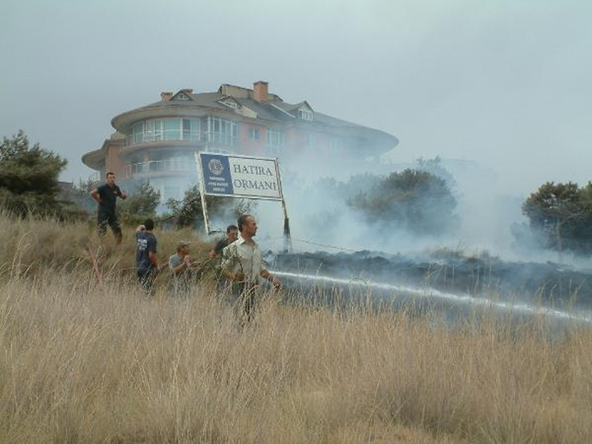 Hatıra Ormanını Yanmaktan İtfaiye Kurtardı