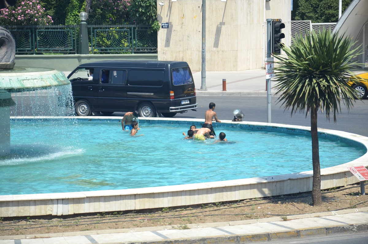 Havuzlar Aşırı Sıcaklarda Çocukların Gözdesi Oldu