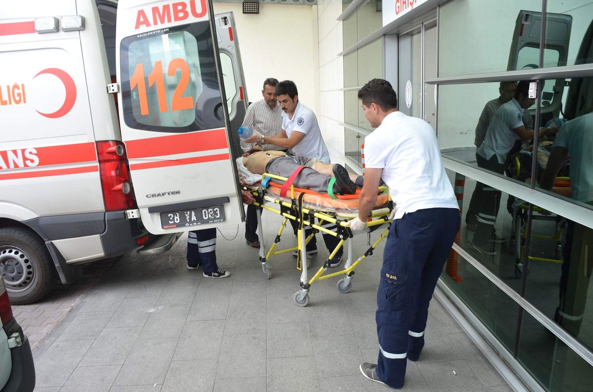 İşçi Taşıyan Otobüs Park Halindeki Tır\'a Çarptı: 10 Yaralı