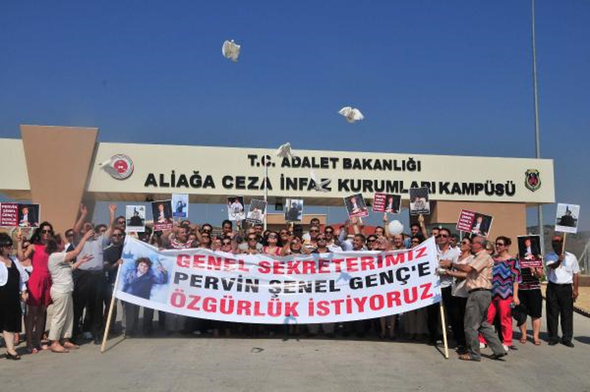 İzmir\'de Tutuklu Genel Sekreter Genç\'e Balonlu, Güvercinli Doğum Günü Kutlaması (2)
