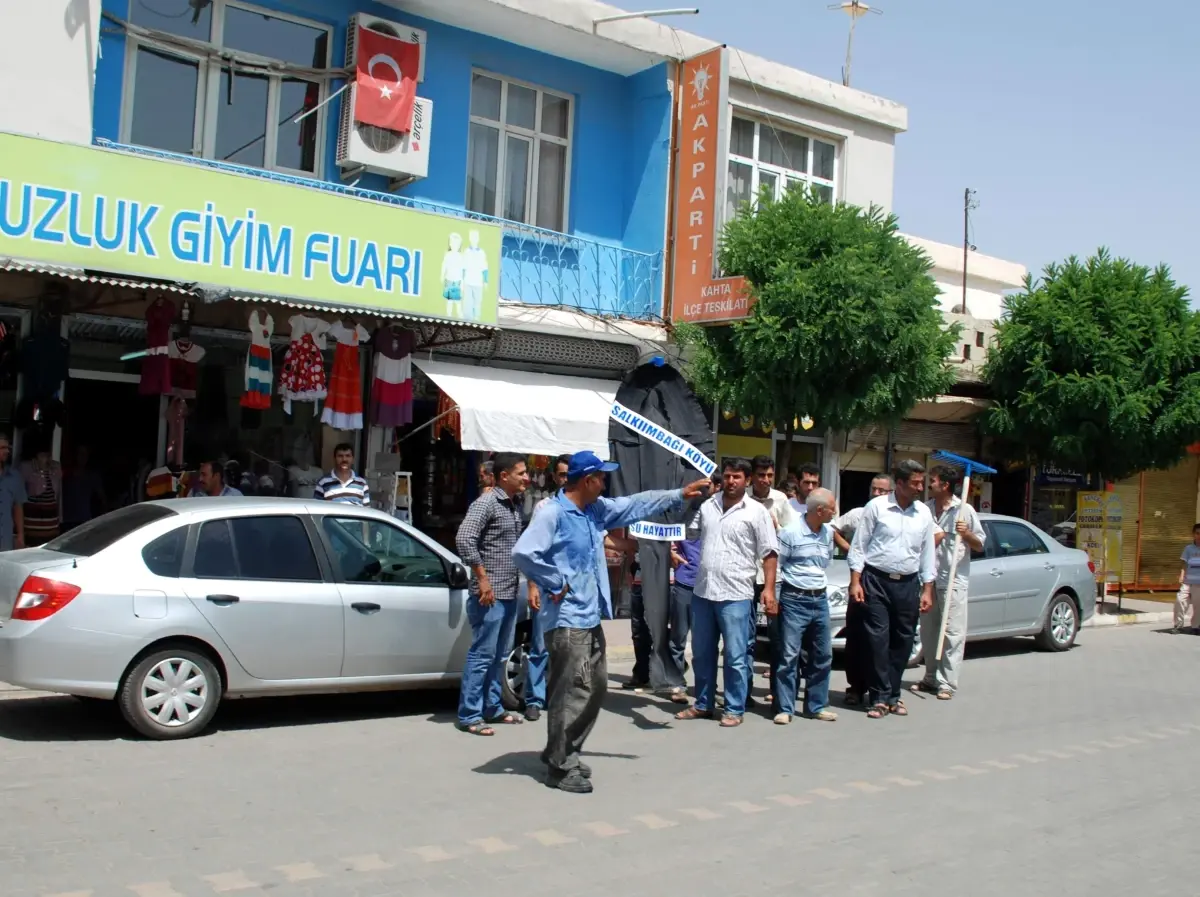 Kahta'da Köylülerden Siyah Çelenkli Su Protestosu