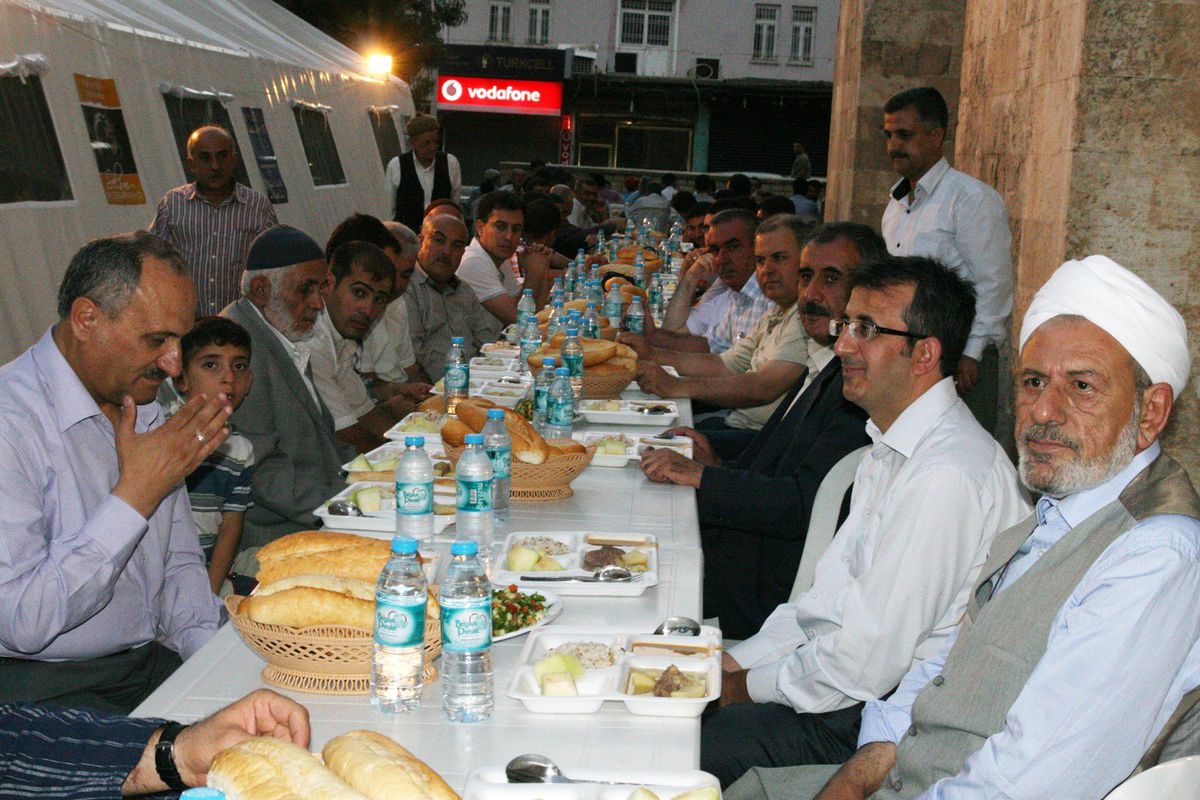 Kaymakam Sezer, Vatandaşlarla İftarda Bir Araya Geldi