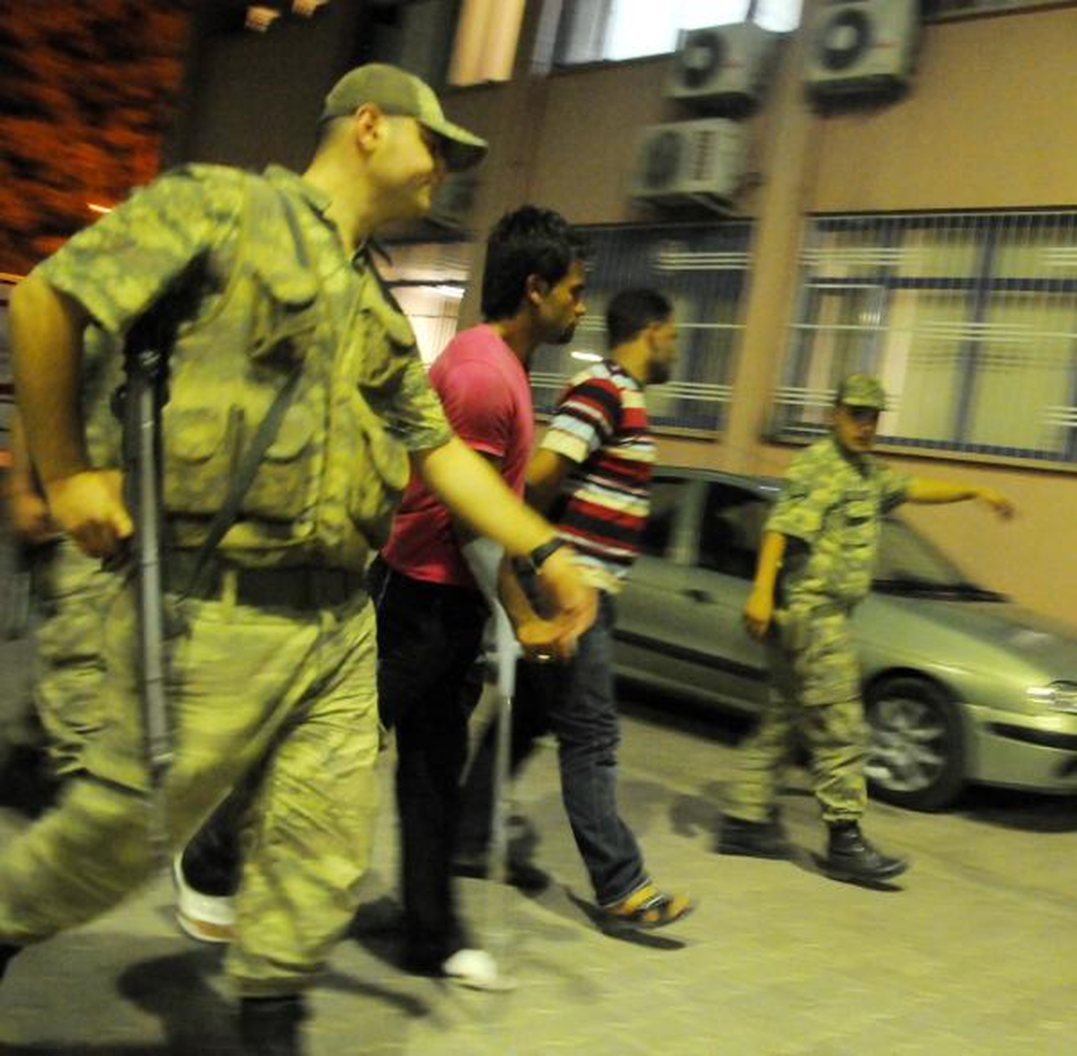 Kız Kardeşini Tüfekle Yaraladı