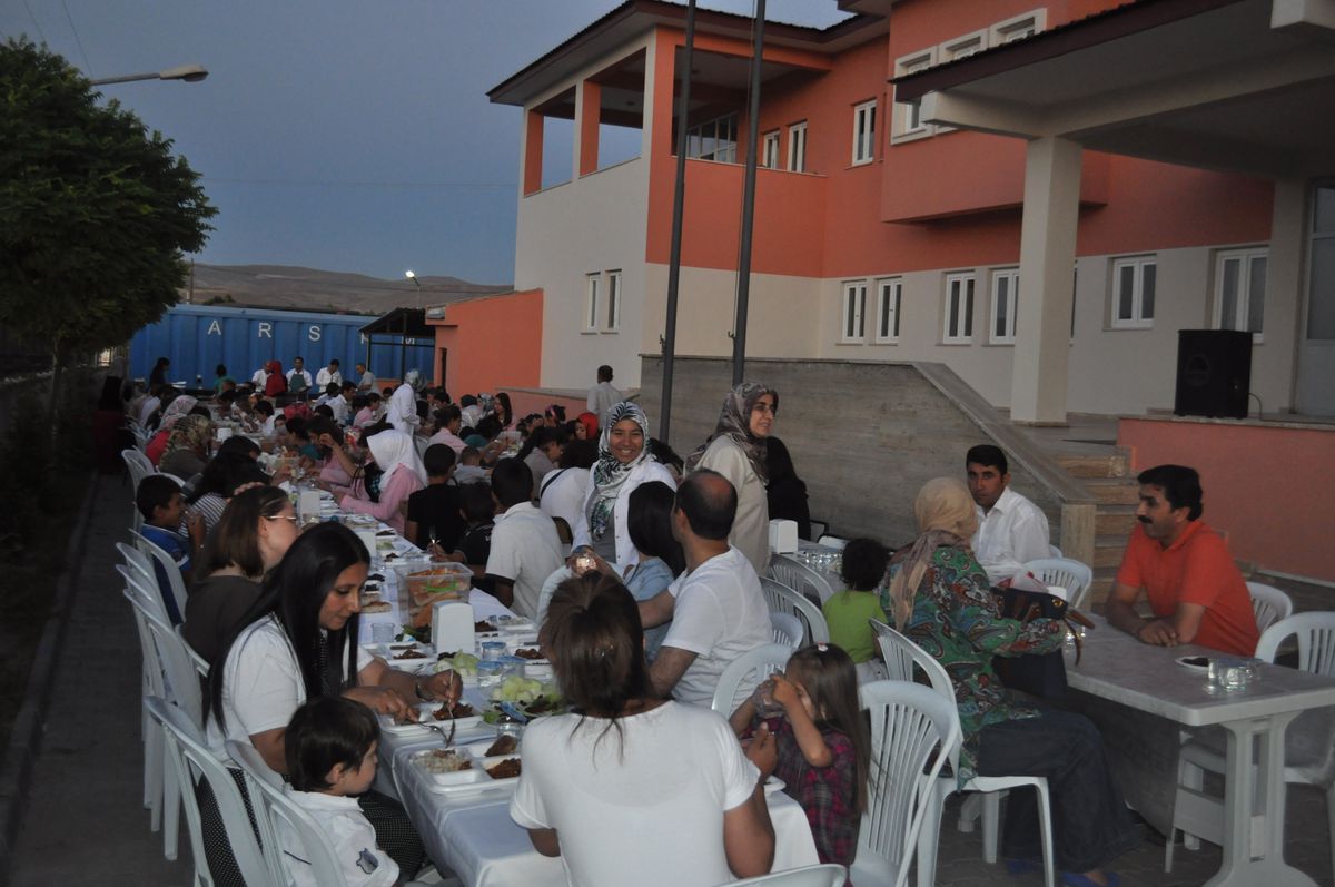 Kurum Personelini İftarını Sevgi Evlerinde Kalan Çocuklarla Açtı