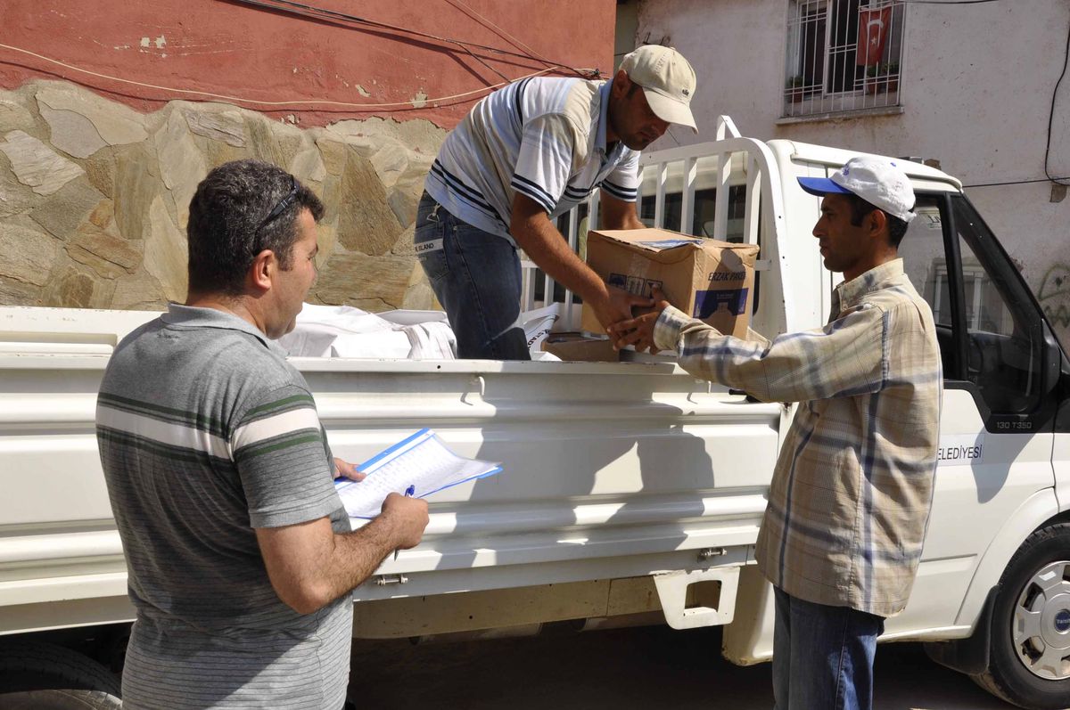 Kuşadası Belediyesi\'nden 2 Bin 500 Aileye Gıda Yardımı