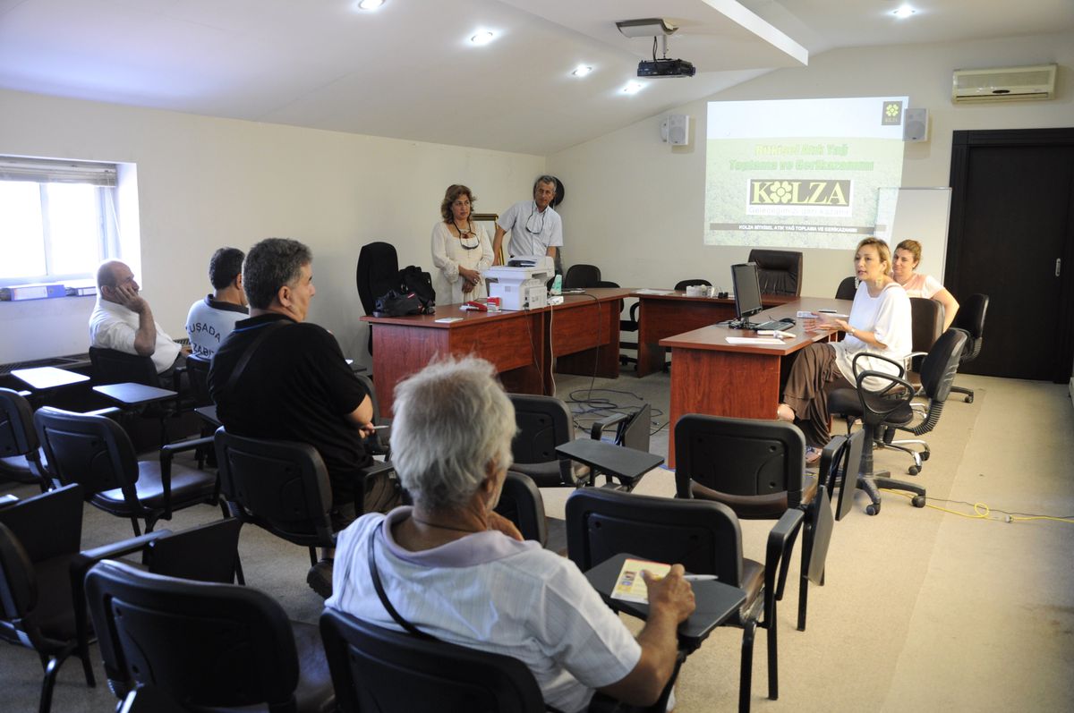 Kuşadası\'nda Muhtarlara Bitkisel Atık Yağ Semineri