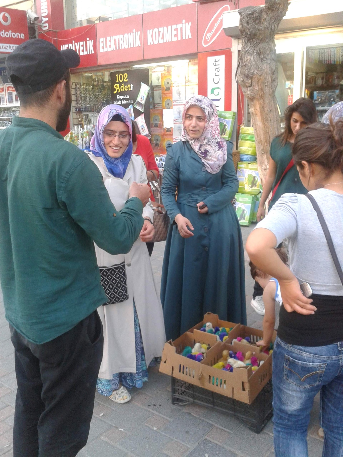 Kütahya\'da Satılan Rengarenk Civcivler Kapışılıyor