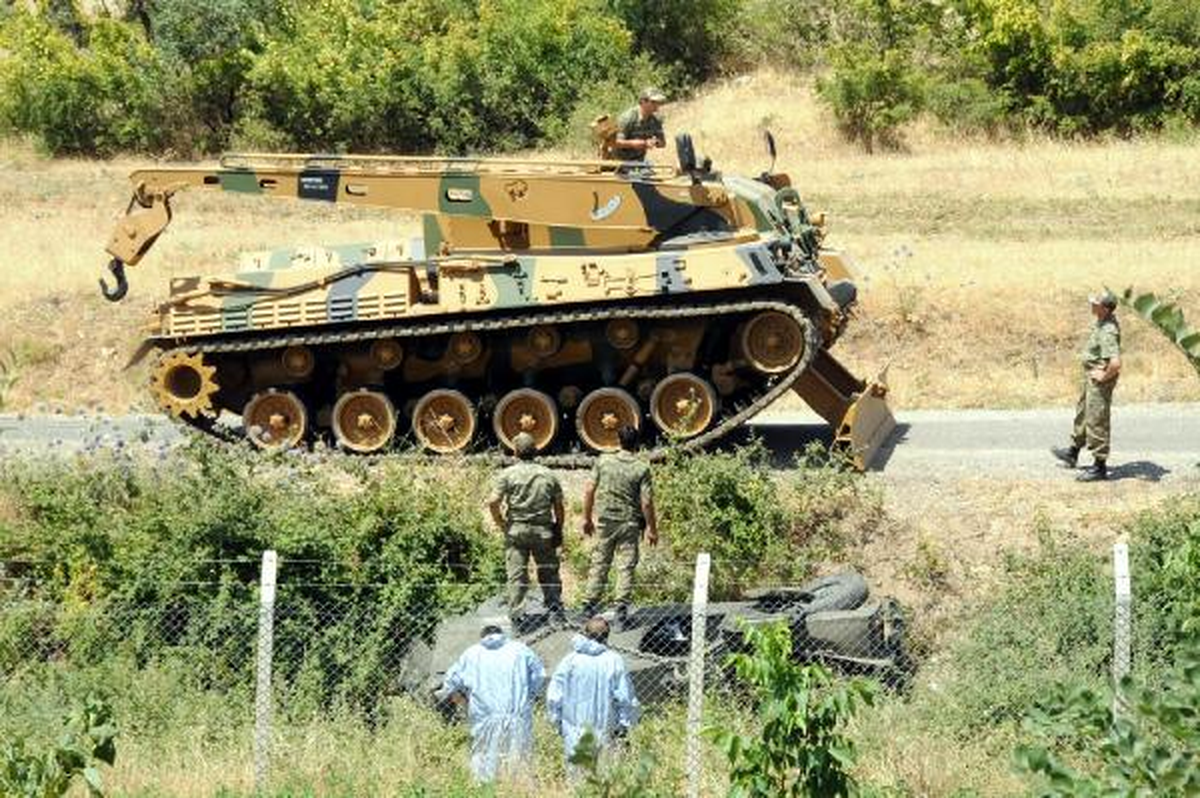 Lice\'de Patlamada Askeri Araç İsabet Aldı: 2 Şehit (3)