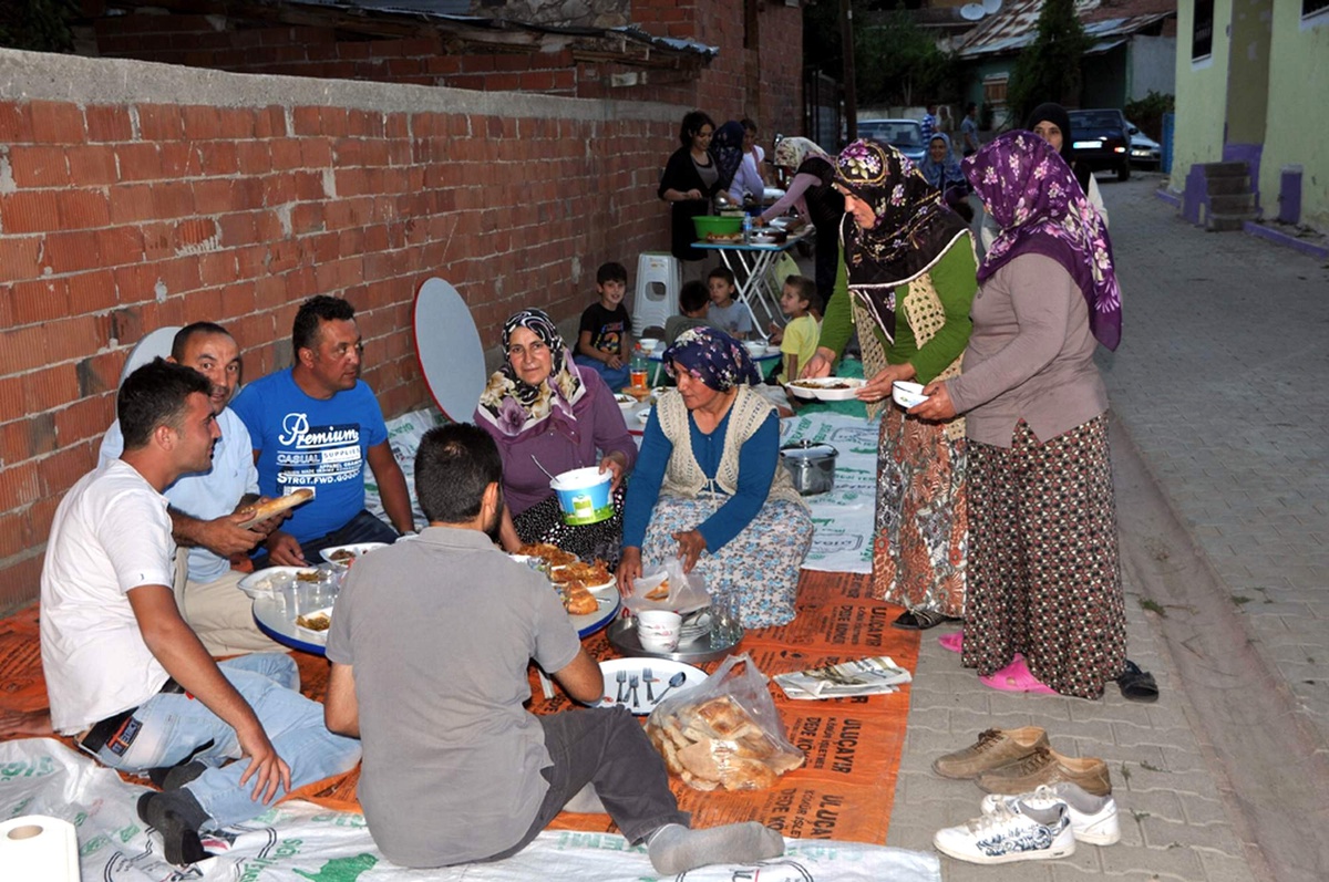 Mahalle Sakinlerinin Yer Sofrasında İftar Keyfi