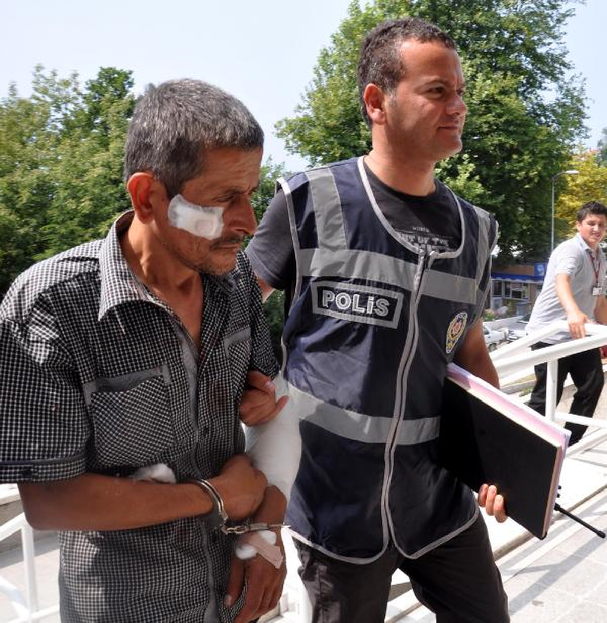 Mahalleli, Bakkala Girmeye Çalışan Hırsızı Tekme Tokat Dövdü