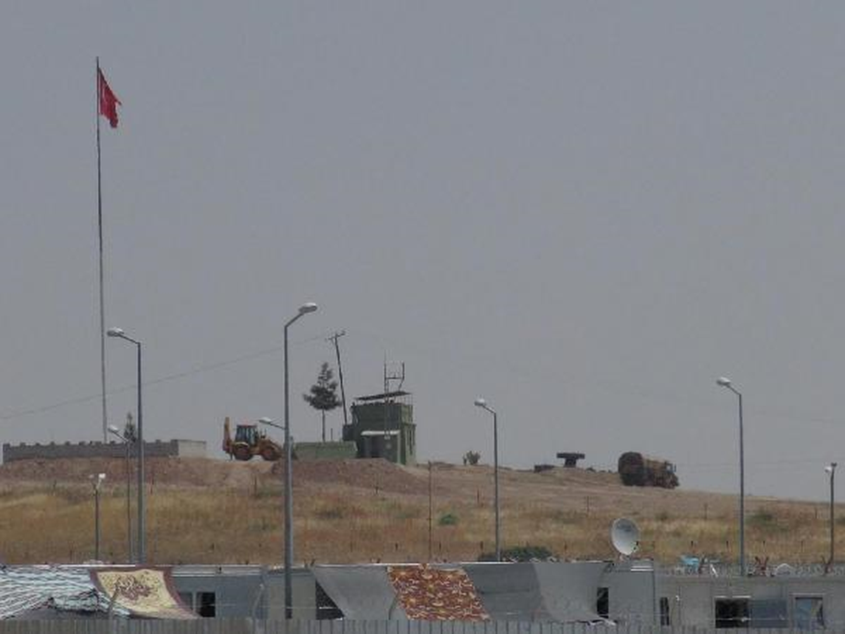 Öncüpınar Sınır Karakolu'nda İş Makineleriyle Mevzi Kazıyor