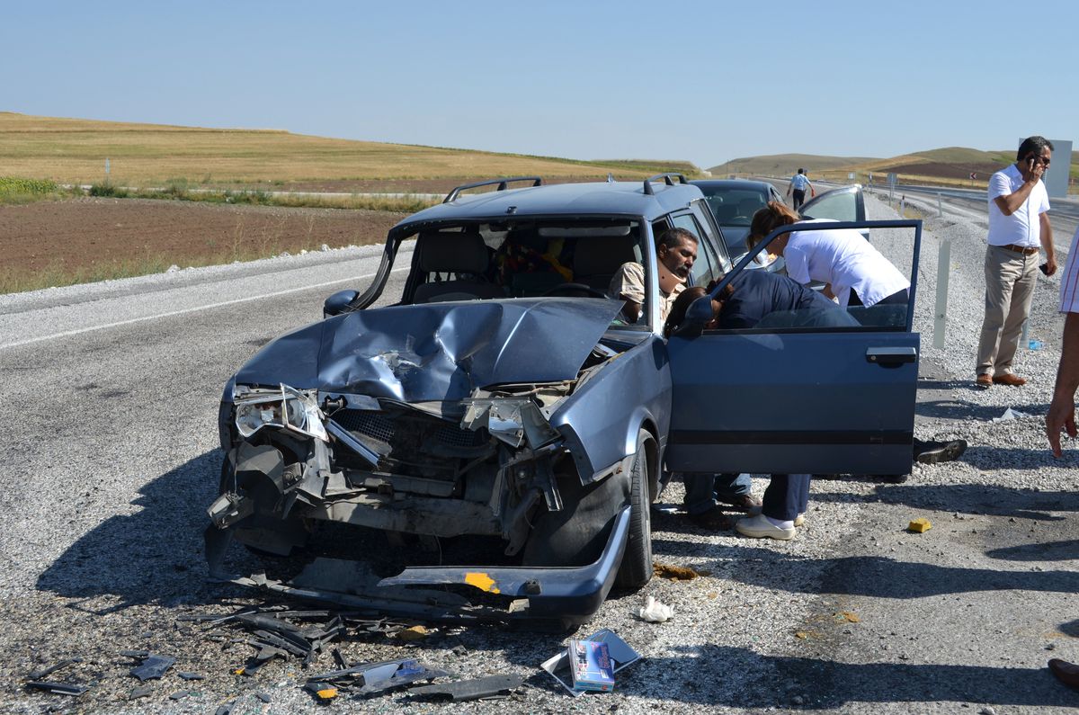 Otomobil Traktörö Çarptı: 2 Yaralı