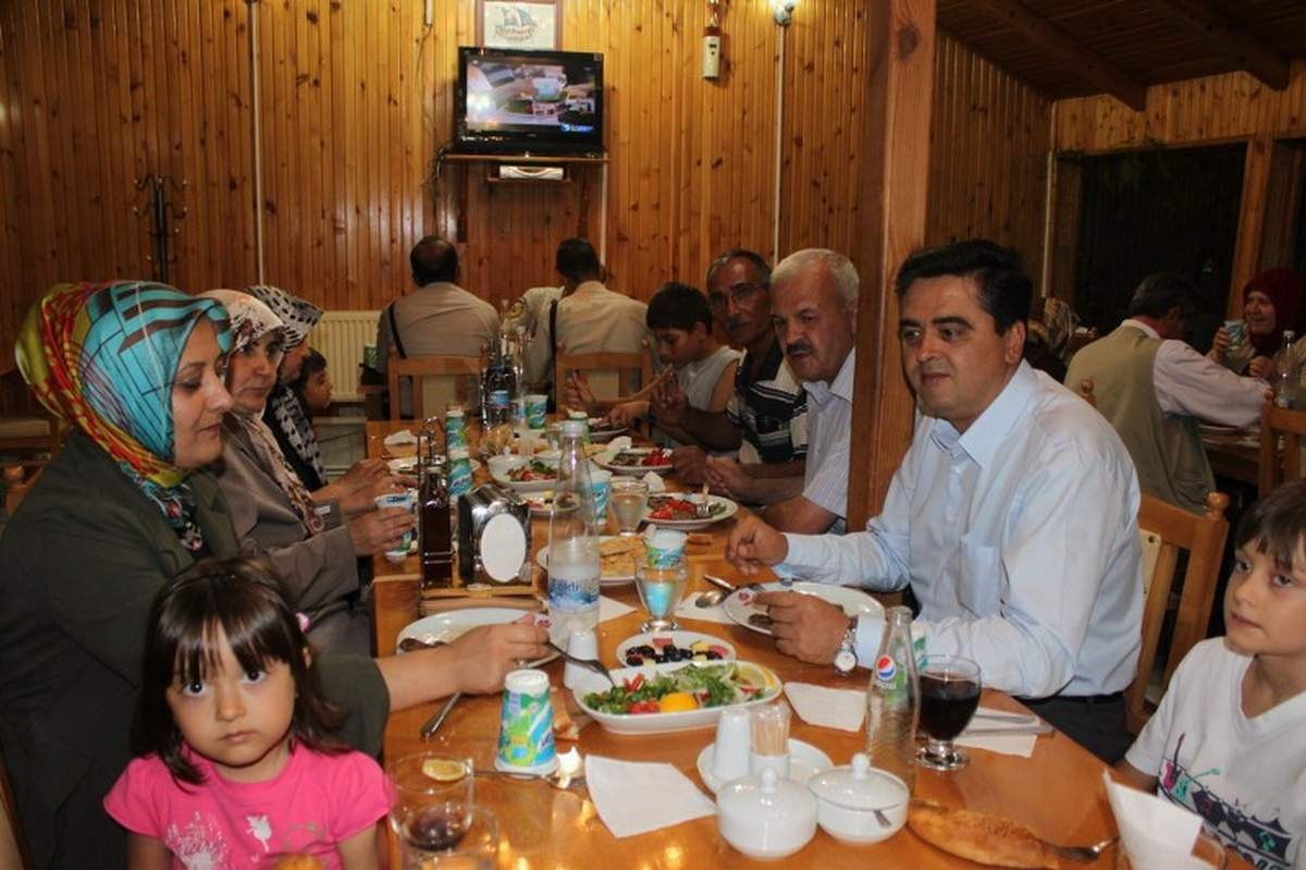 Pazaryeri Belediye Başkanı Yalçın\'dan İftar Yemeği