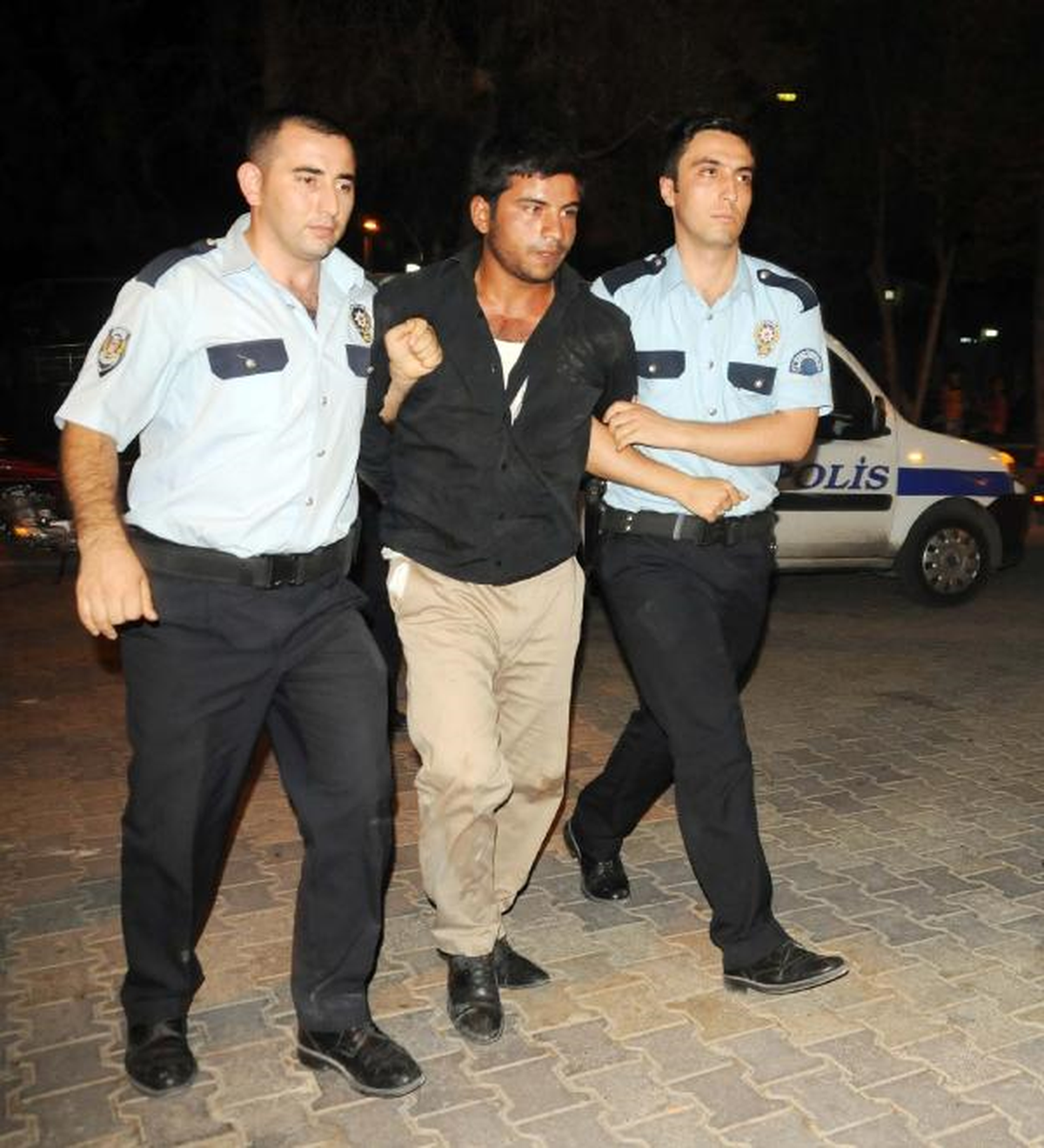 Polise Hakaret Etti, Gözaltına Alındı