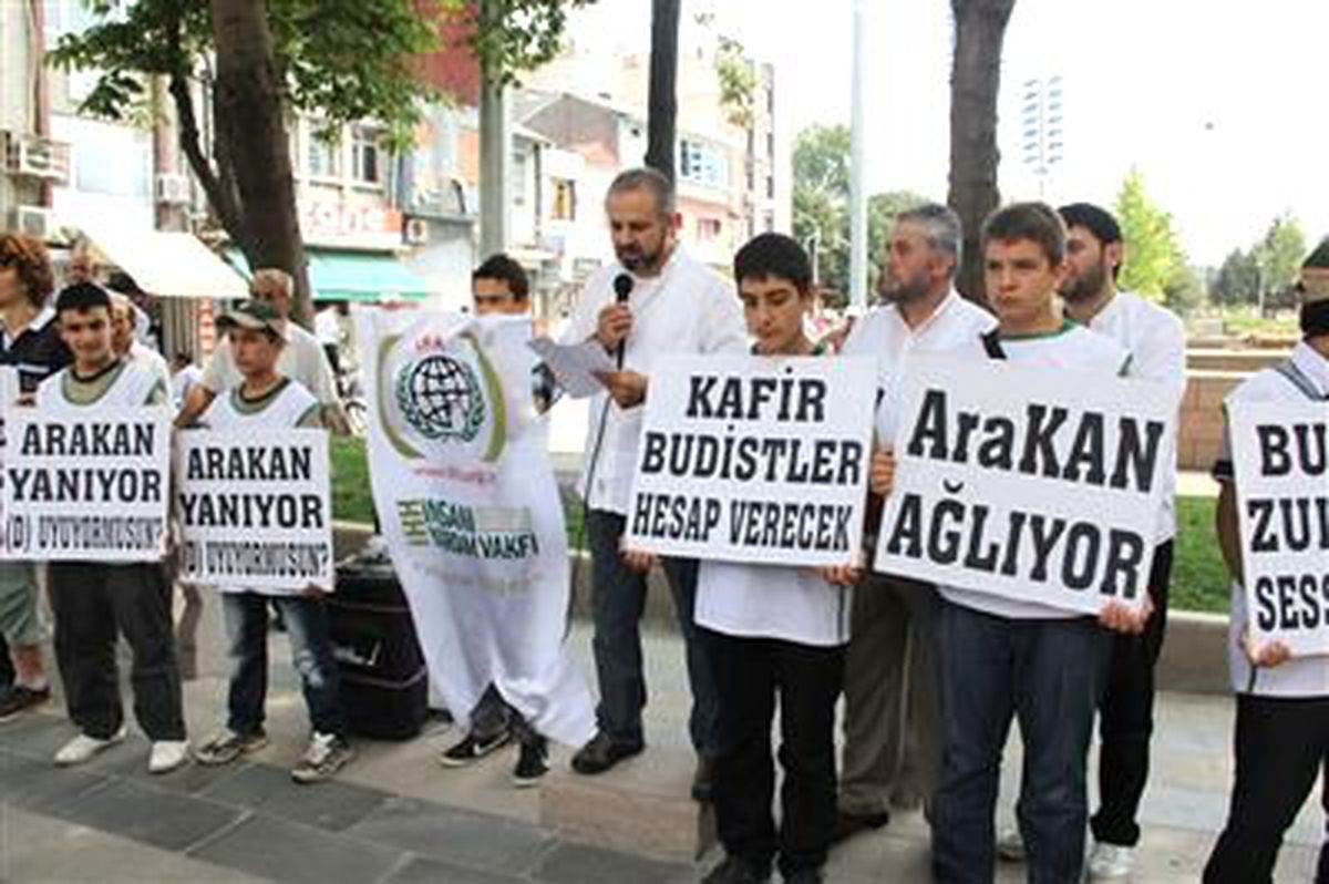 Sakarya\'da Cuma Çıkışı Arakan Protestosu