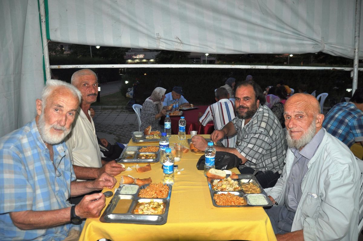 Sapanca Belediyesi İftar Çadırı Misafirlerini Ağırlıyor

